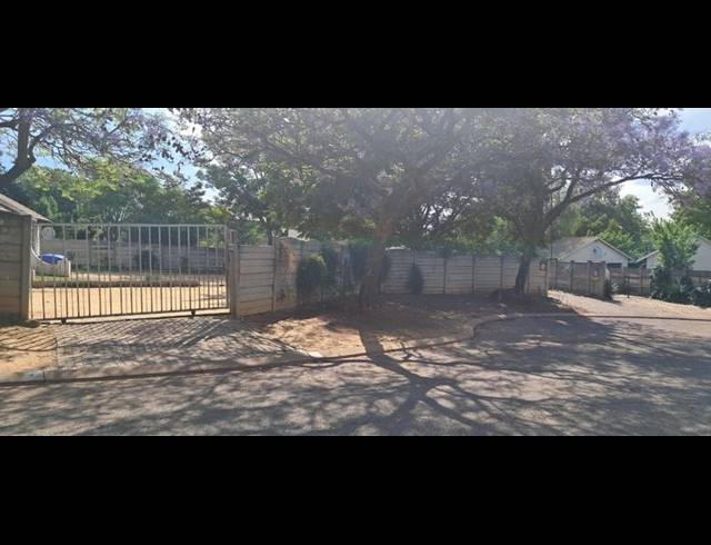 6 BEDROOM HOUSE FOR SALE IN BLOUBOSRAND
